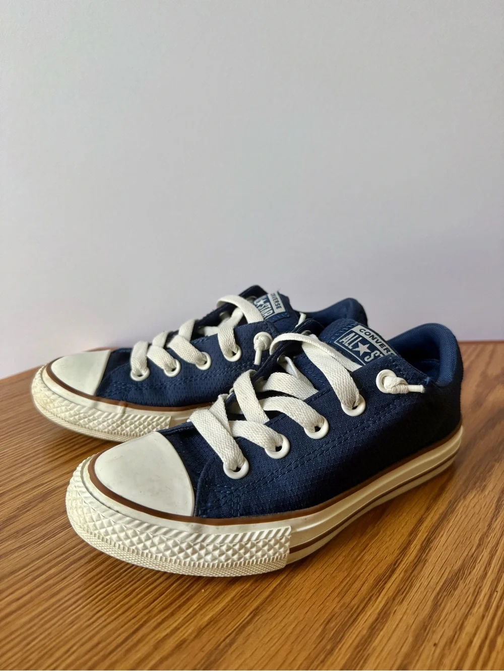 Kids Size 1 Converse Navy Blue & Brown/Gum Low Top Sneakers - 663593F